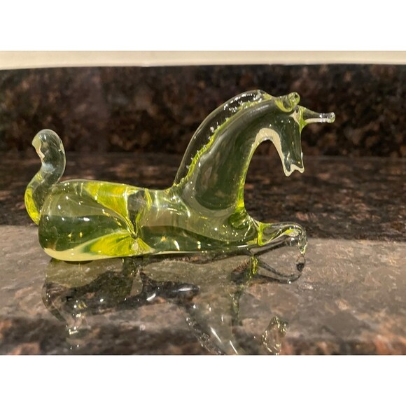 Uranium glass vaseline unicorn - Picture 8 of 9